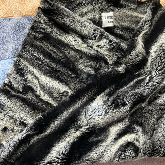 HELENE BERMAN Black Marble Infinity Neck Warmer - Picture 6 of 6